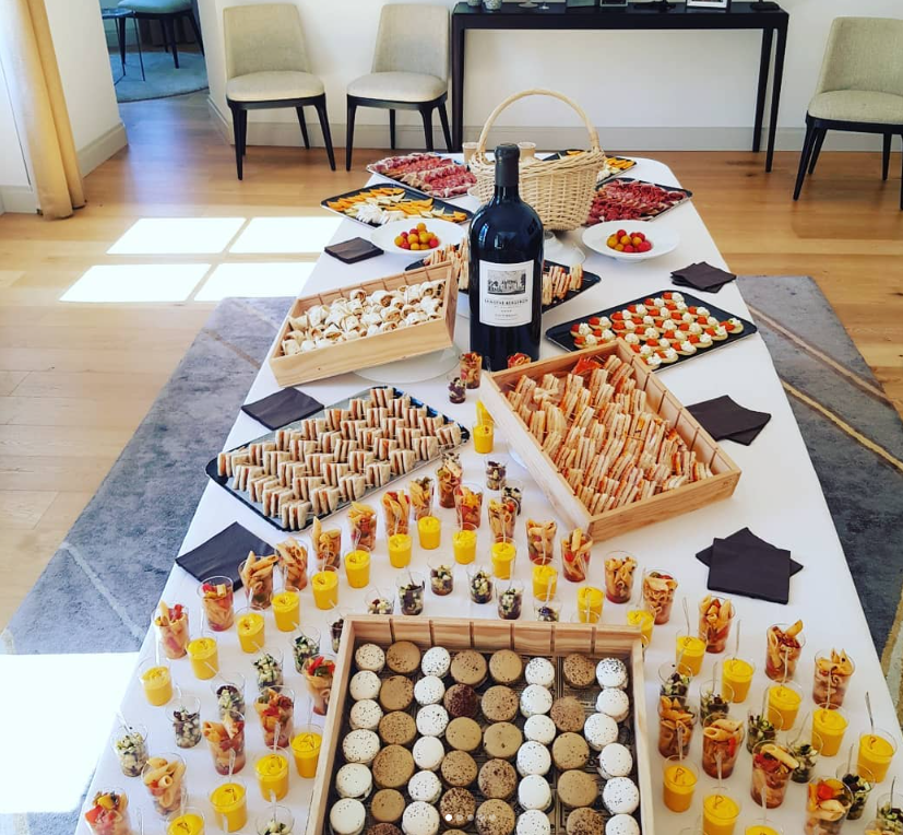 Buffet avec macaron salés